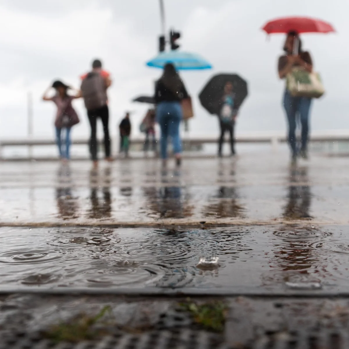 Sob alerta de tempestade, chuva atinge área central de Brasília nesta terça