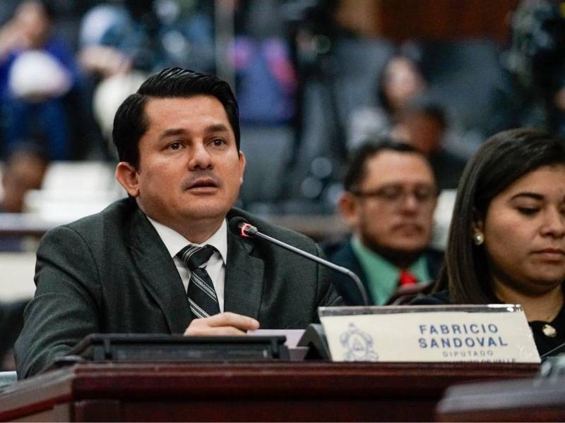Diputado Fabricio Sandoval calificó el proceso como una persecución política y manifestó que lo enfrentará con el respaldo de sus simpatizantes.