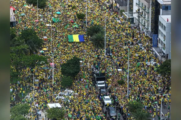 Flávio Bolsonaro participa de "bloco" no trio elétrico em Vitória (ES)