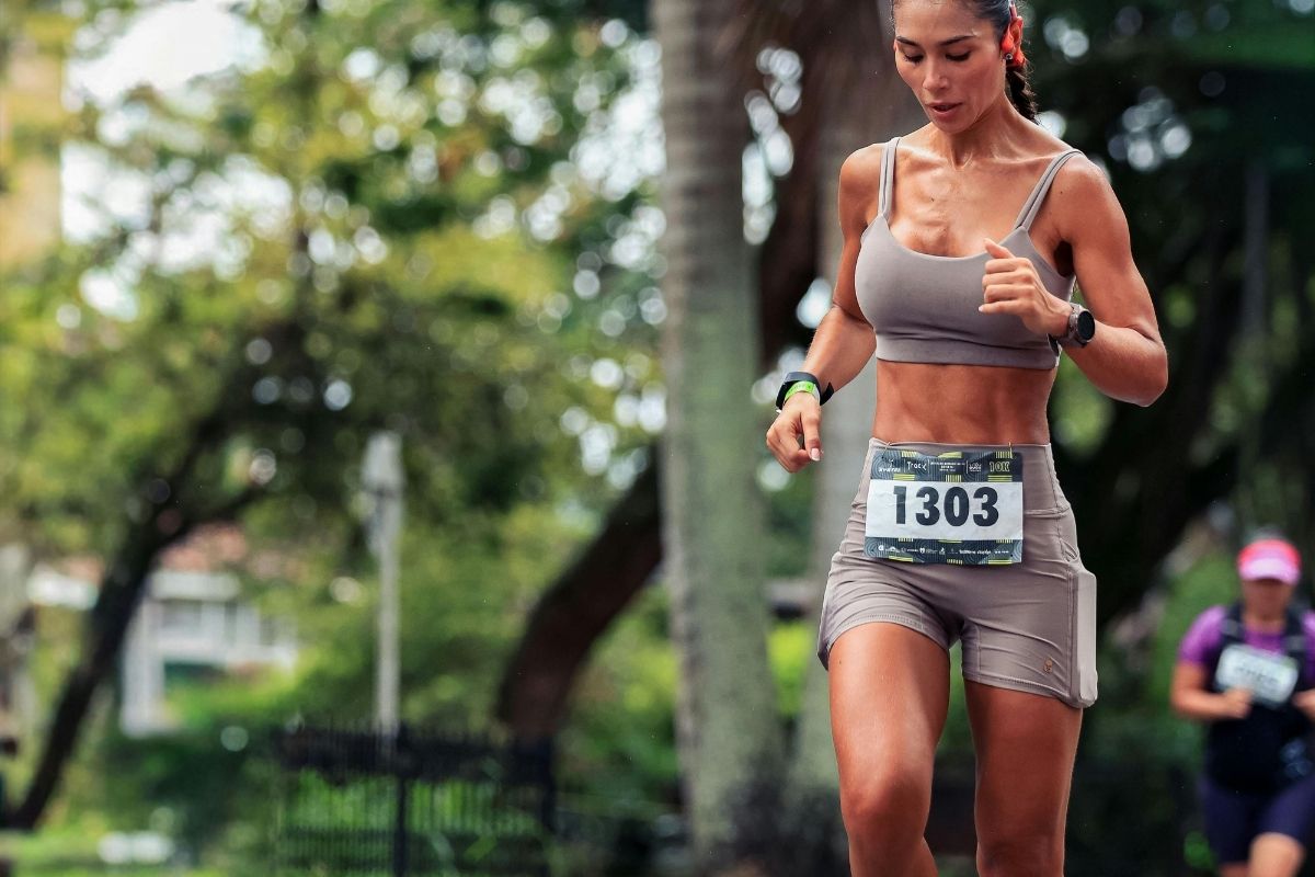 O que comer antes da corrida ou do Hyrox para não quebrar no meio da prova