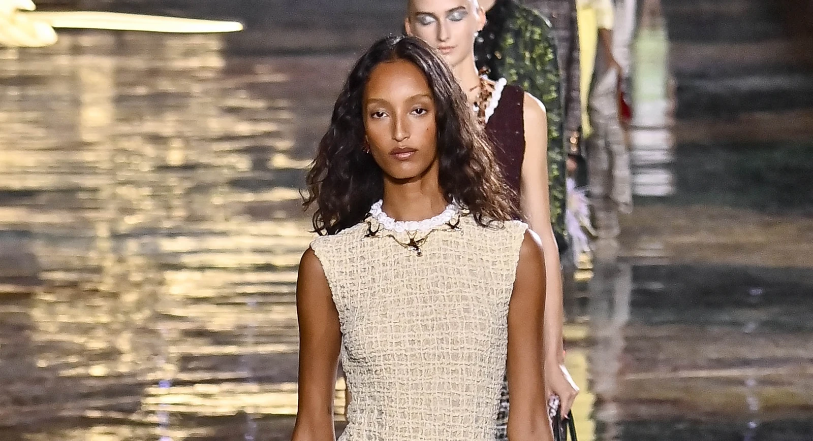 A designer de moda saudita Alia Al-Salmi leva o patrimônio do Reino para o palco global