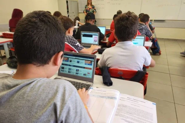 Rede aciona STF contra regras de uso de plataformas na educação em SP