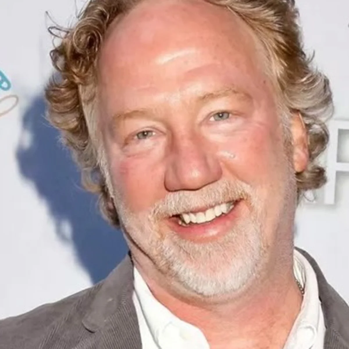 Juiz anula processo por abuso sexual infantil contra ator Timothy Busfield