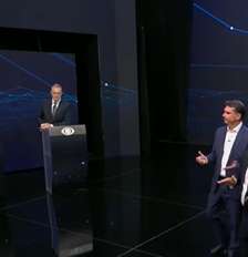 Um dos momentos tensos do debate na Band: os mediadores Adriana Araújo e Eduardo Oinegue precisaram erguer a voz para Flávio Bolsonaro (PL), Lula (PT) e a plateia no estúdio Foto: Reprodução