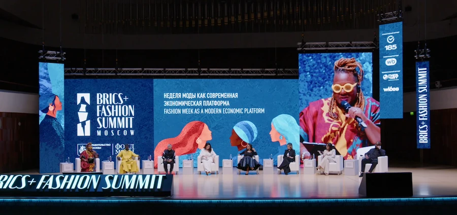 A designer de moda saudita Alia Al-Salmi leva o patrimônio do Reino para o palco global