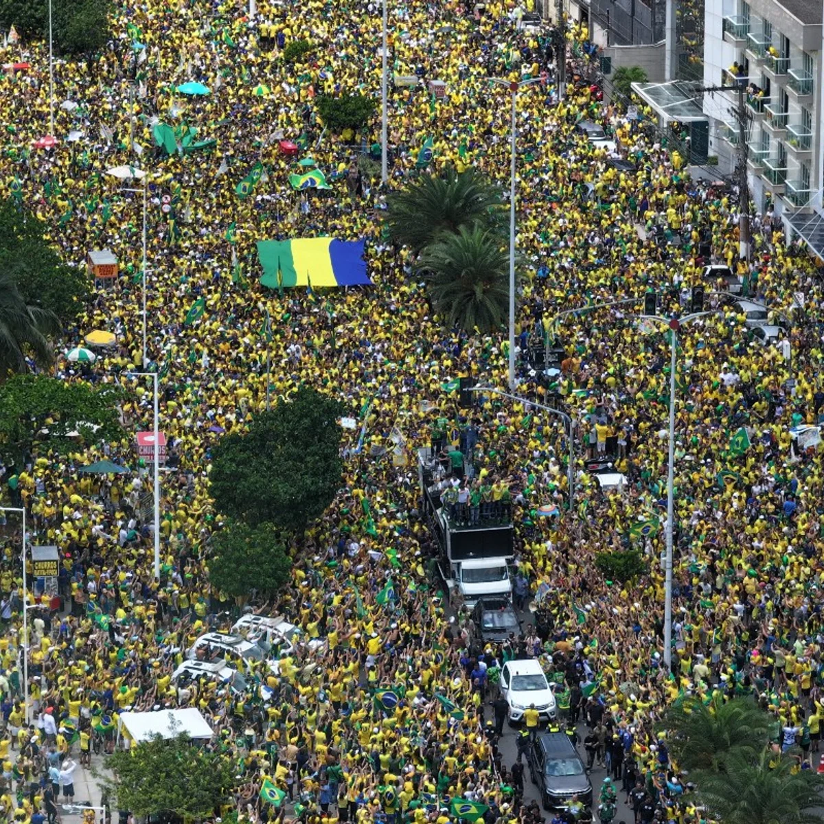 Flávio Bolsonaro participa de "bloco" no trio elétrico em Vitória (ES)