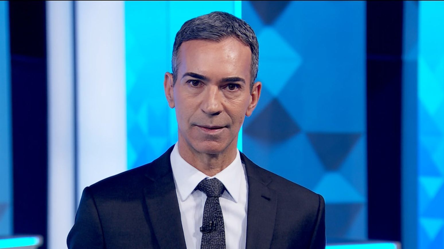 César Tralli lê editorial da Globo sobre cancelamento de debate