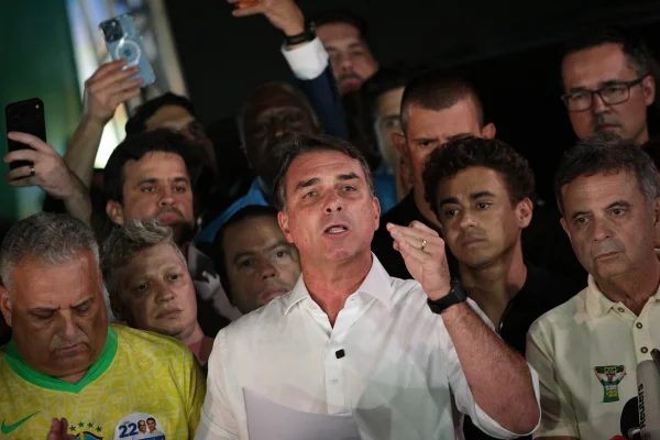 Aliados e advogados tentam falar com Flávio, mas não conseguem contato - destaque galeria