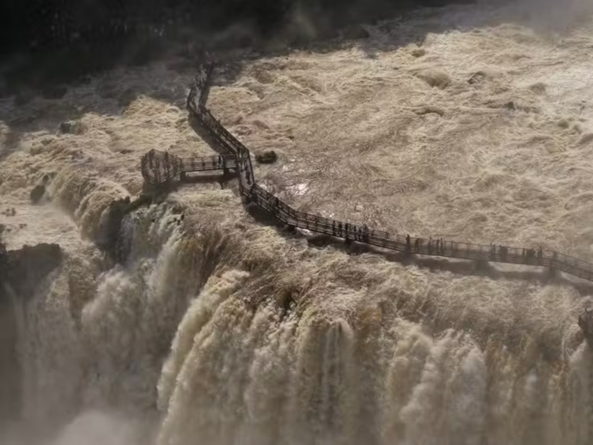Vazão recorde das Cataratas do Iguaçu provoca interdição de passarela para visitantes