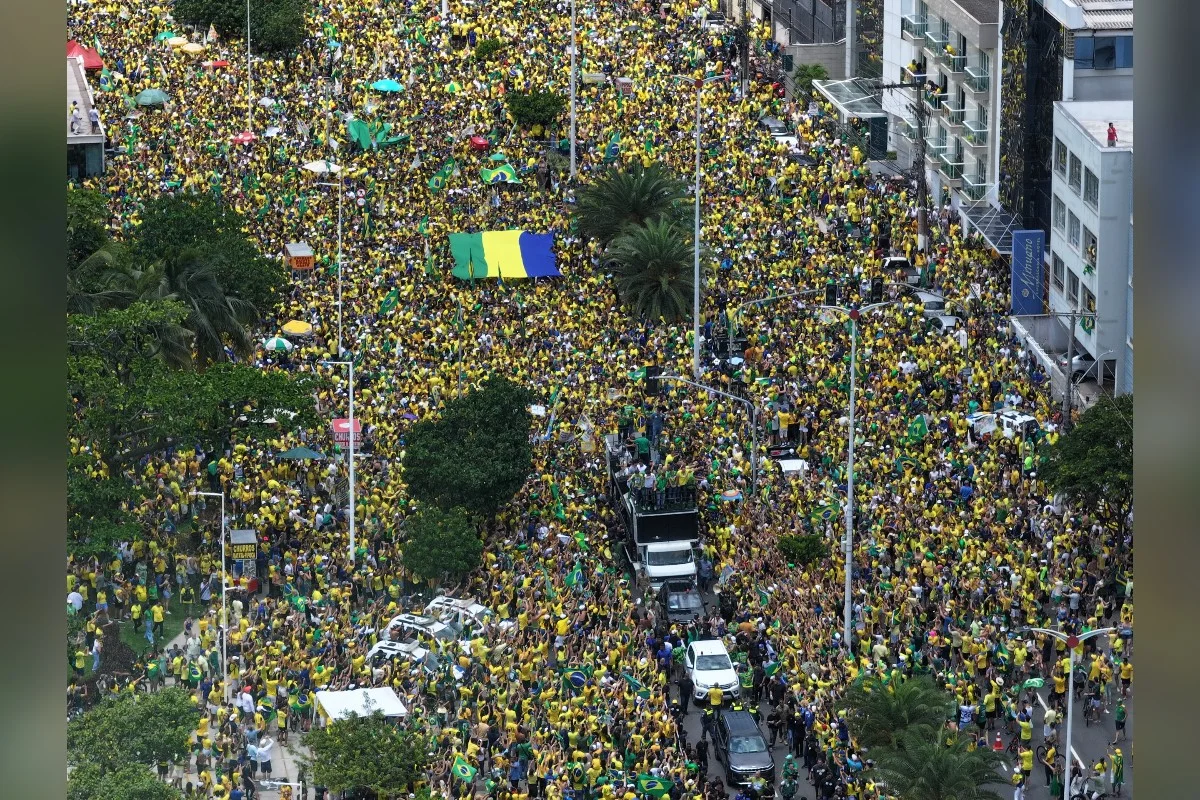 Flávio Bolsonaro participa de “bloco” no trio elétrico em Vitória (ES)