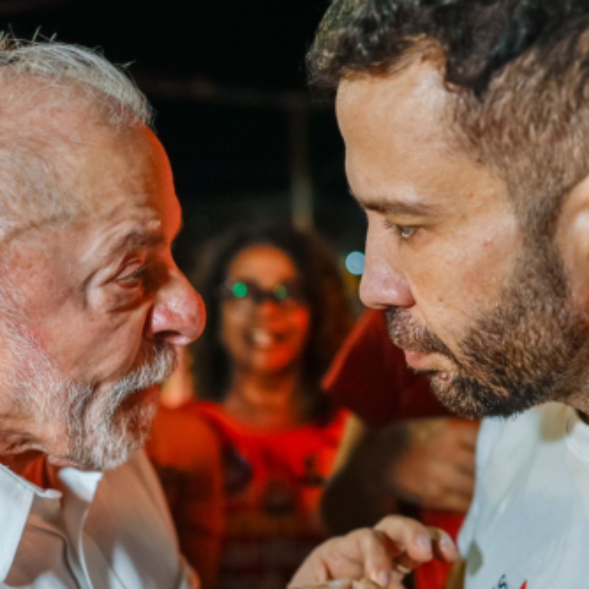 Janones cria canal no Whatsapp para ajudar Lula e chega 1 milhão de inscritos
