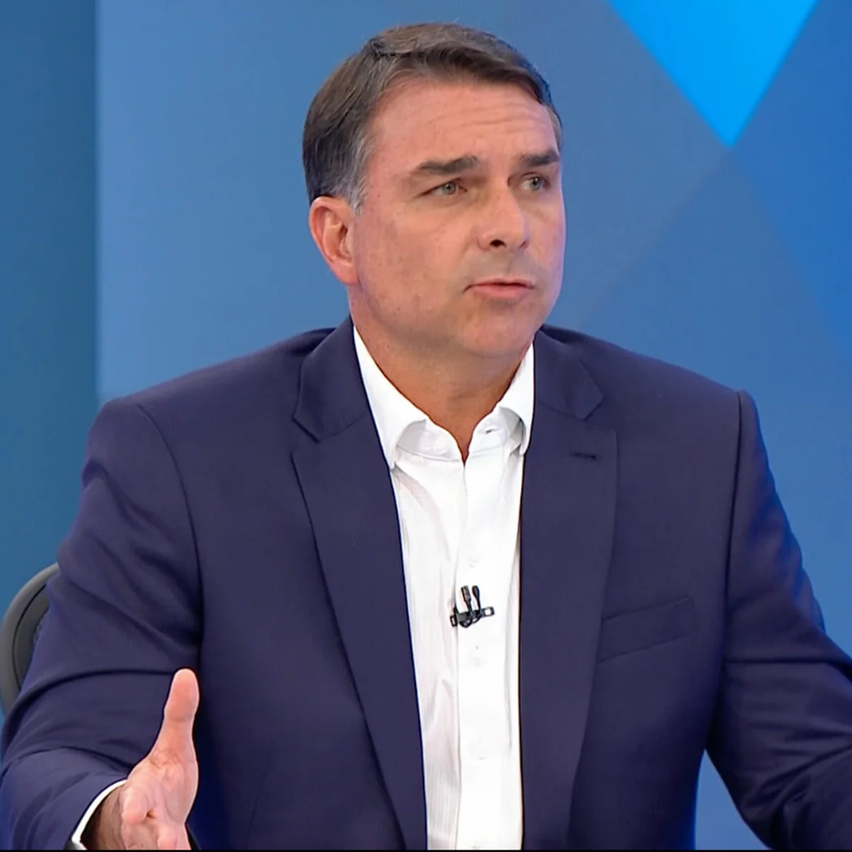 Flávio alega interferência judicial e censura para não ir a debate da Globo