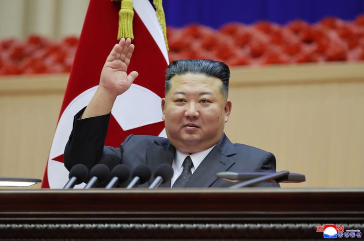 North Korean leader Kim Jong-un speaks at a meeting with military commanders, Pyongyang, in this photo released by the North's official Korean Central News Agency, Saturday. Yonhap