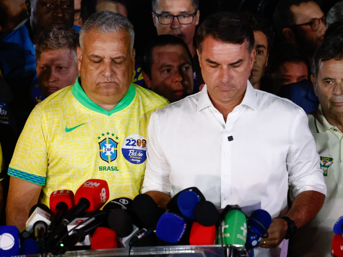 Flávio Bolsonaro disse que não sairia do País e entregaria o passaporte à PF um dia antes de fugir