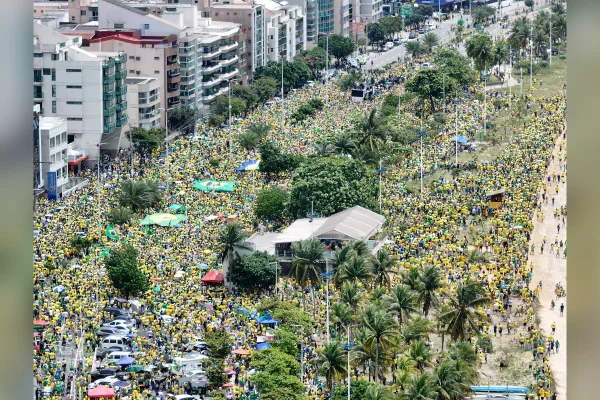 Flávio Bolsonaro participa de “bloco” no trio elétrico em Vitória (ES) - destaque galeria
