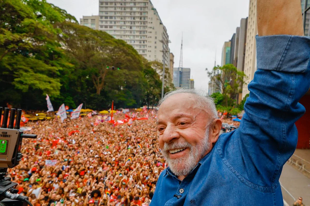 Lula aciona TSE contra Flávio e aliados por fake news sobre ato na Paulista