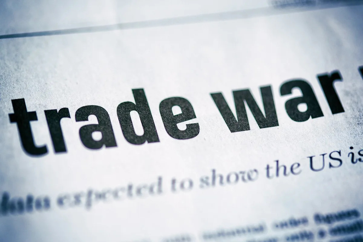 Donald Trump ameaçou tarifas de 300% para países que não investem nos EUA, poucos dias após um encontro Trump-Xi ter oferecido apenas alívio comercial limitado. Veja por que essa ameaça mantém os mercados em alerta.