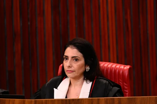 Estela diz que despacha até 50 processos por dia e vê sobrecarga no TSE