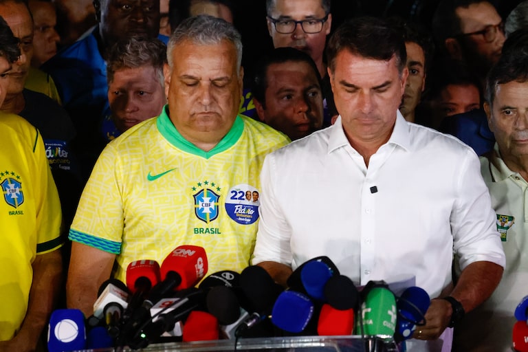 Flávio Bolsonaro disse que não sairia do País e entregaria o passaporte à PF um dia antes de fugir