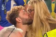 Vídeo: Karoline Lima "quebra" garrafa no jogador Léo Pereira