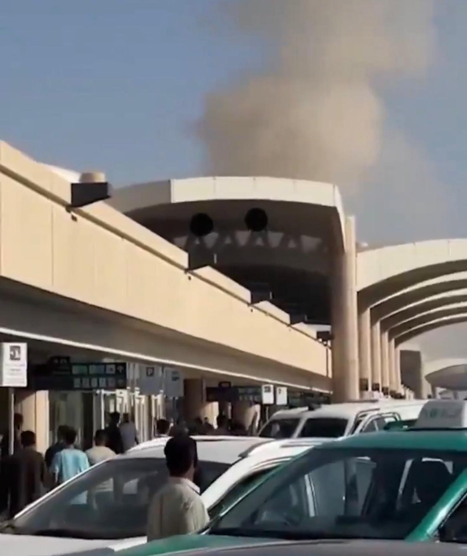 Terminais 3 e 4 de aeroporto da capital saudita são destruídos por mísseis Reprodução redes sociais