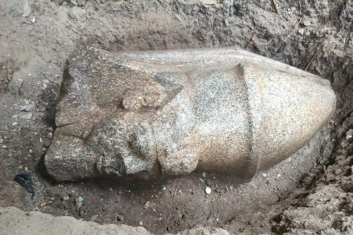 Estátua de Ramsés II com coroa dupla é achada por acaso no Egito