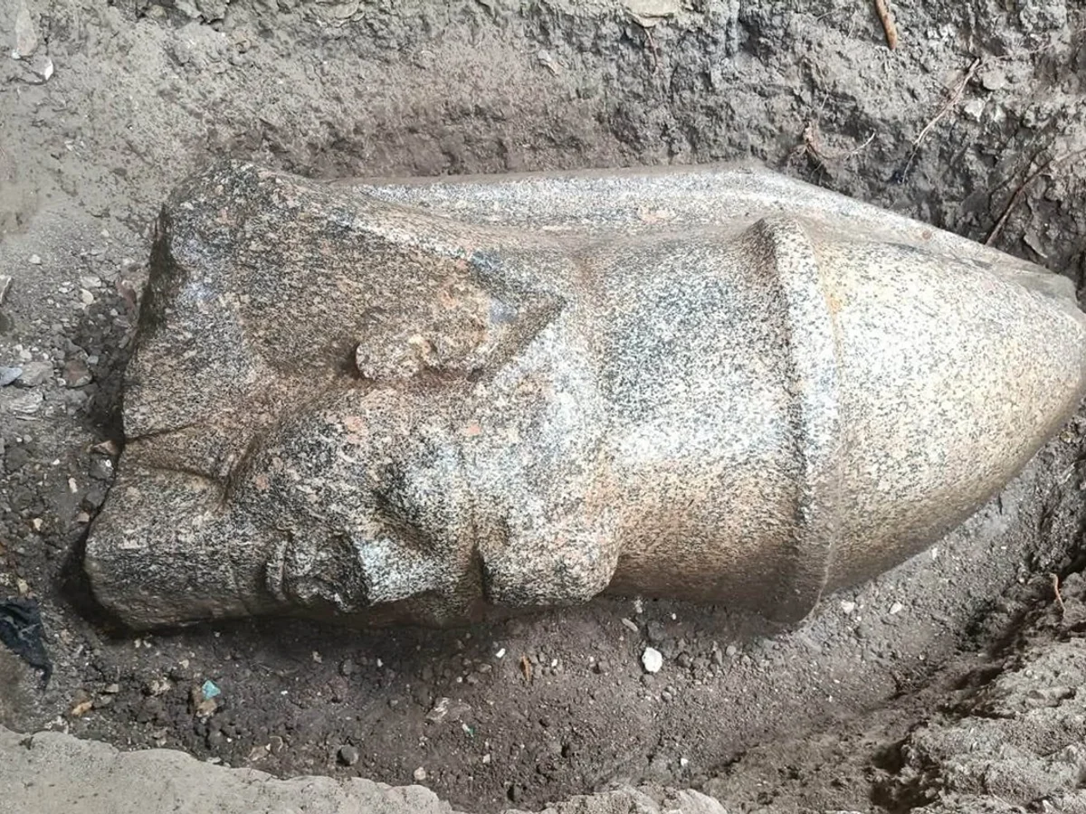 Estátua de Ramsés II com coroa dupla é achada por acaso no Egito