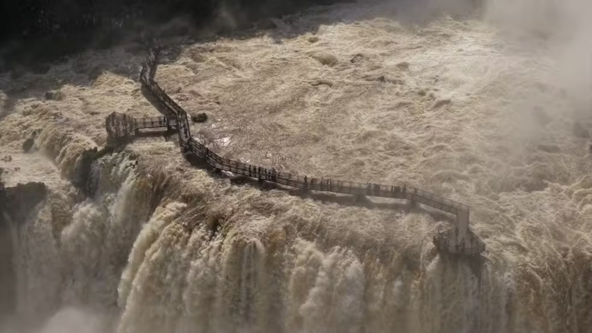 Vazão recorde das Cataratas do Iguaçu provoca interdição de passarela para visitantes