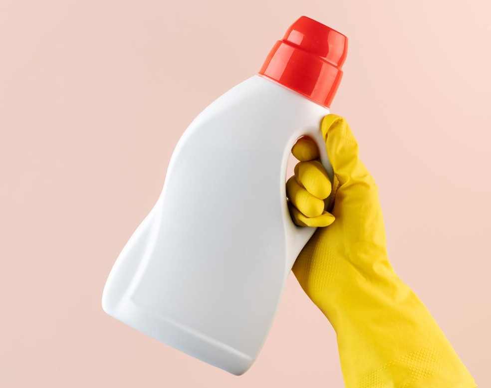 Como branquear roupa na máquina de lavar: 7 produtos para tirar o amarelado