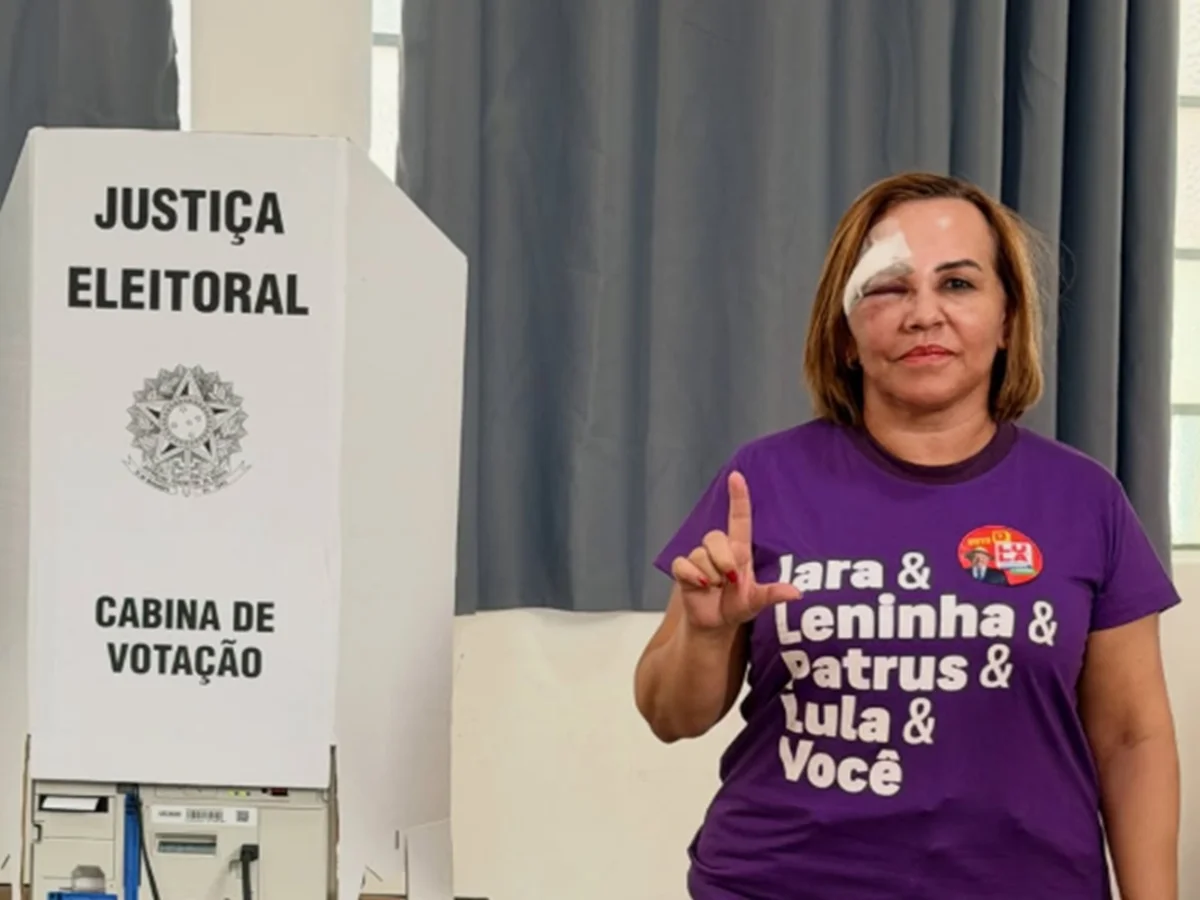 Vereadora do PT ferida com tijolada vota em MG: "Meu voto carrega coragem"