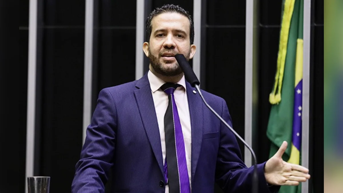 Janones vai ao gabinete de Nunes Marques tentar liberar "Exército do Lula"