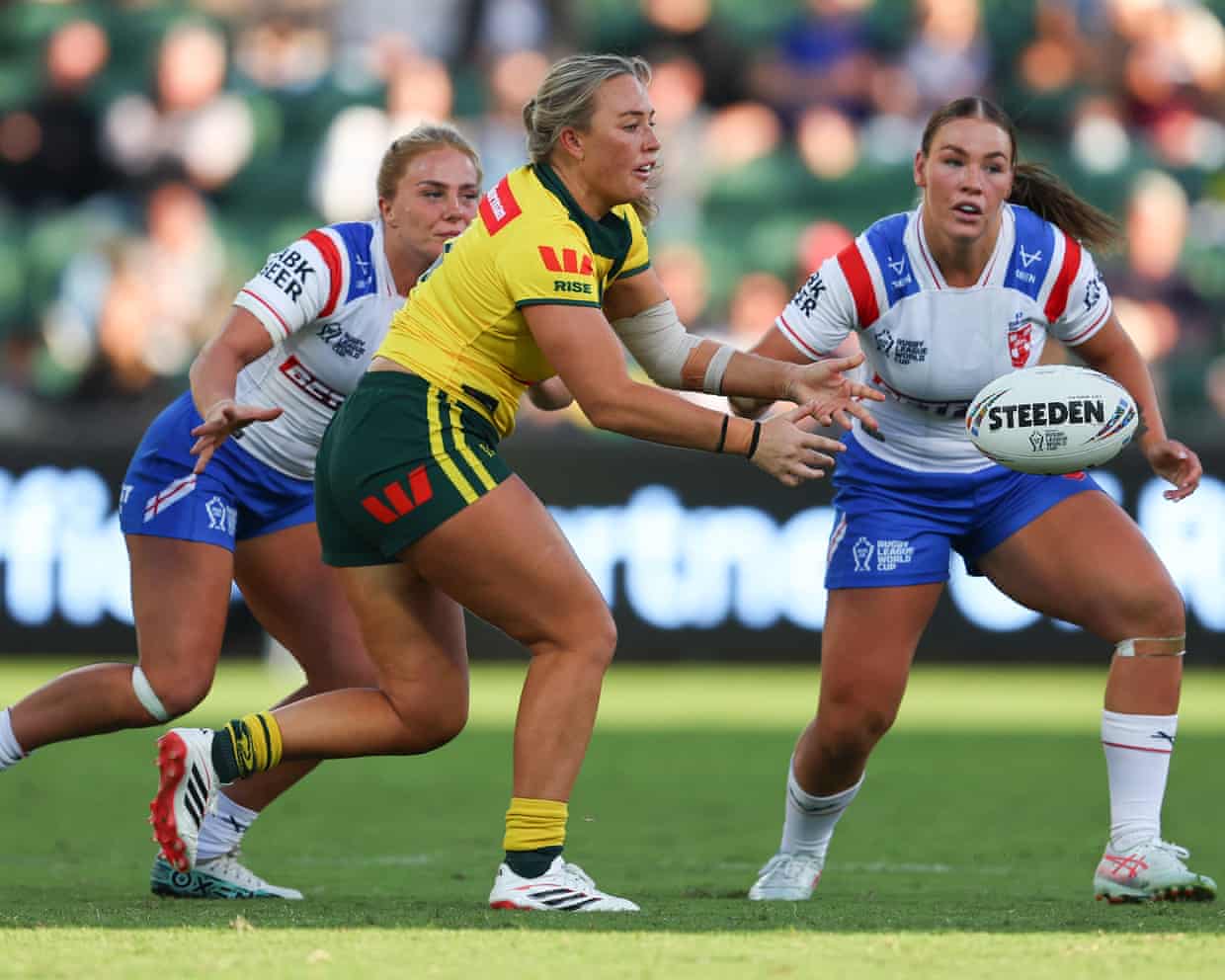 A Austrália esmagou a Inglaterra em uma vitória expressiva da Copa do Mundo de Rugby League feminino