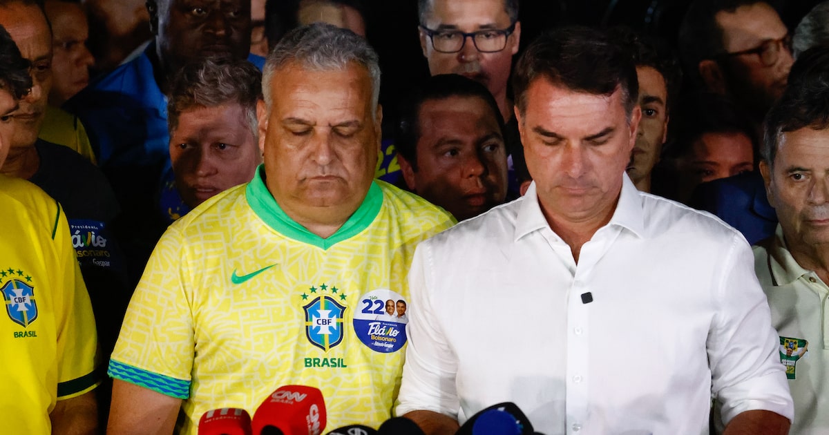Flávio Bolsonaro disse que não sairia do País e entregaria o passaporte à PF um dia antes de fugir