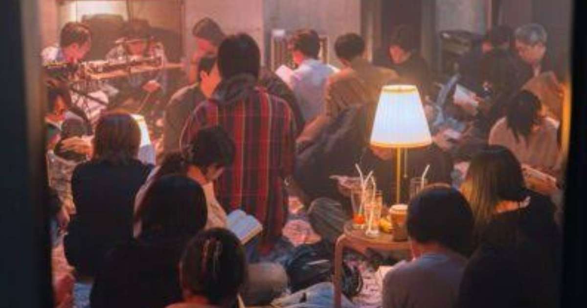 Conheça a balada do Japão que se transforma em lounge de leitura