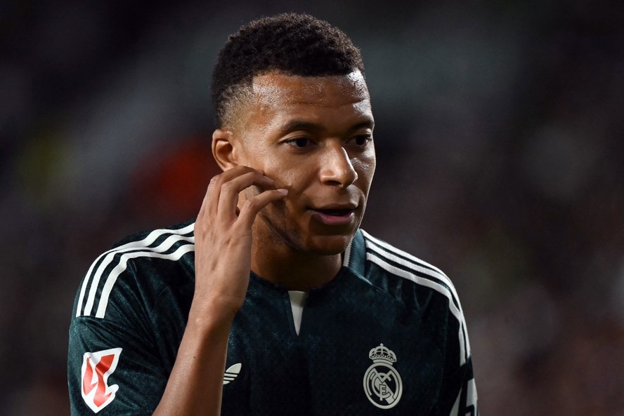Mbappé diz estar 'sinceramente arrependido' e se retrata por declarações ligadas a Mao Tsé-tung: 'Declarações infelizes'