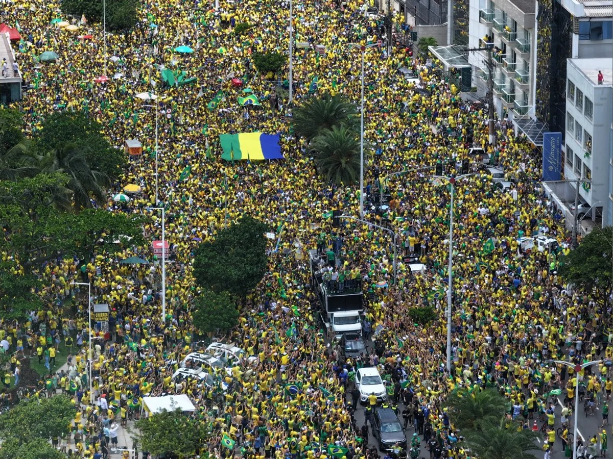 Flávio Bolsonaro participa de "bloco" no trio elétrico em Vitória (ES)