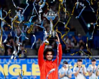 Djokovic encerra a seca de títulos com a vitória no China Open enquanto Alcaraz conquista glória no Japão
