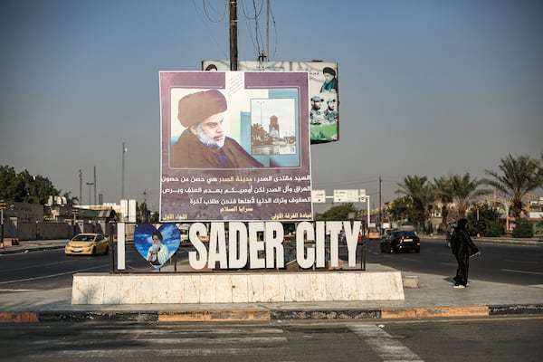 O clérico xiita Moqtada Al Sadr do Iraque busca uma postura de estadista com sua oposição às milícias após a retirada dos EUA